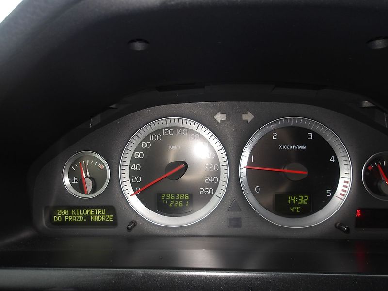 Volvo XC90 2,4D 2xPNEU ! - fotka 23 z 35