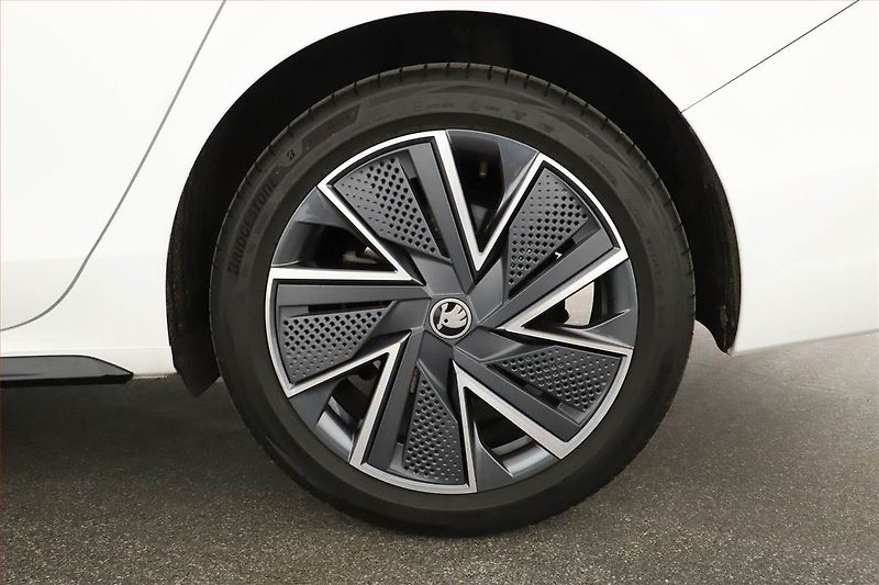 Škoda Superb (2025) 2.0 TDI, SPORTLINE, KAMERA - fotka 20 z 20
