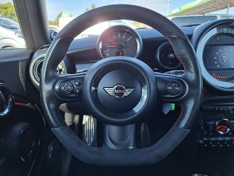 Mini Cooper JOHN WORKS 1,6i 155kW M6 - fotka 17 z 23