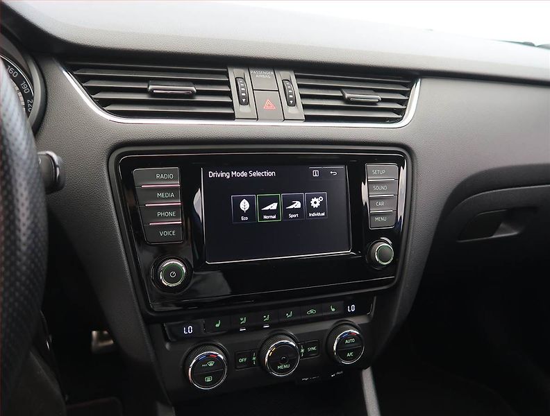 Škoda Octavia (2016) RS 2.0 TSI, Kůže, Bi-Xenony - fotka 16 z 25