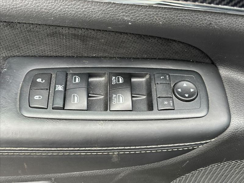 Jeep Grand Cherokee 6,4 SRT  6,4 V8 Hemi - fotka 26 z 30