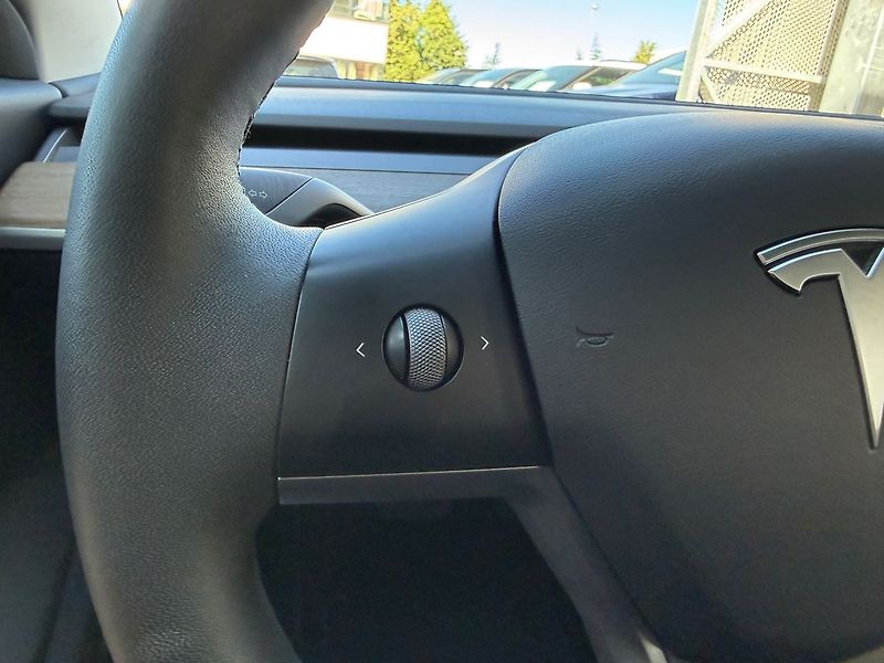 Tesla Model 3 Long Range AWD REZERVACE - fotka 31 z 41