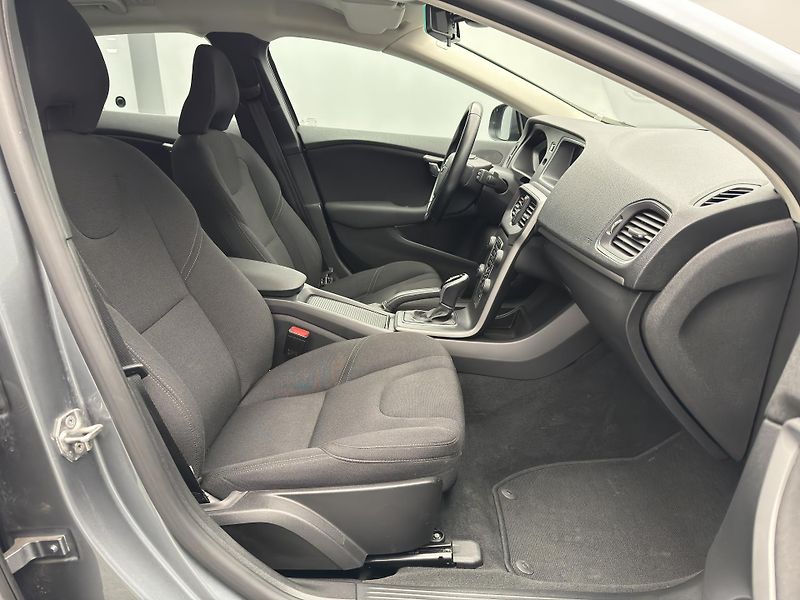 Volvo V40 T2 MOMENTUM AUT - fotka 23 z 41