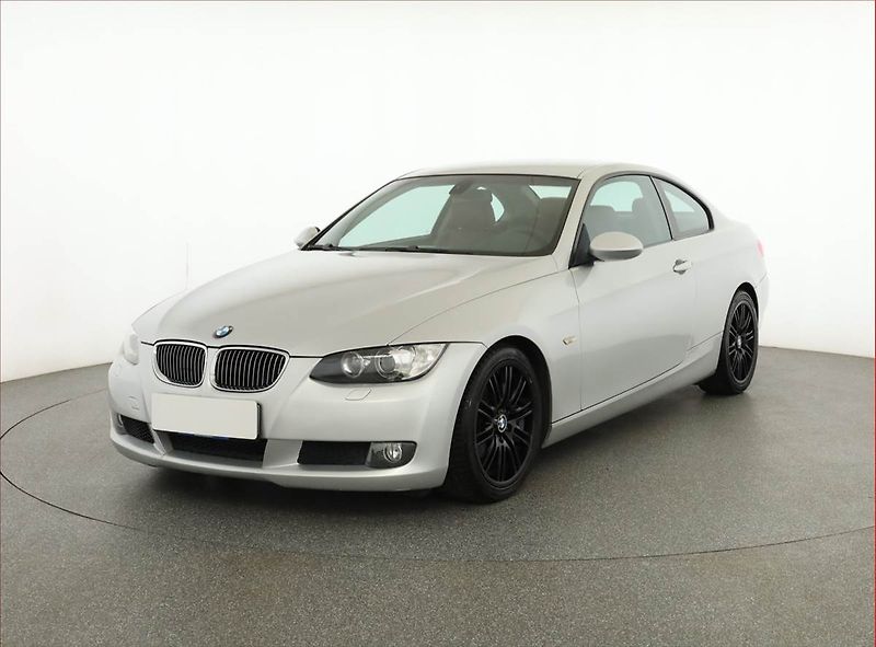 BMW Řada 3 (2008) 320 i, Xenony, Tempomat - fotka 2 z 16
