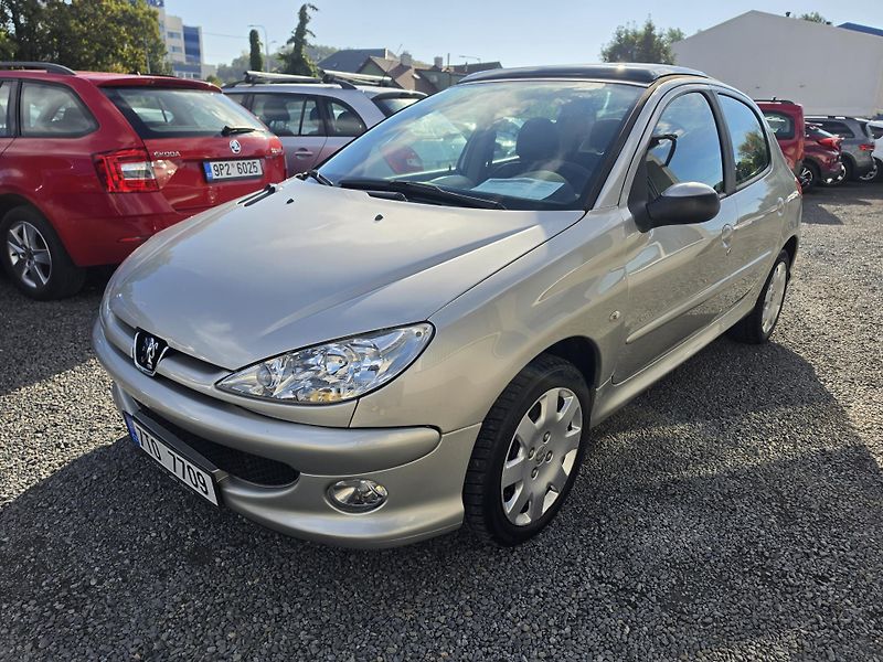 Peugeot 206 1.6 i 80kw Panorama  - fotka 2 z 21