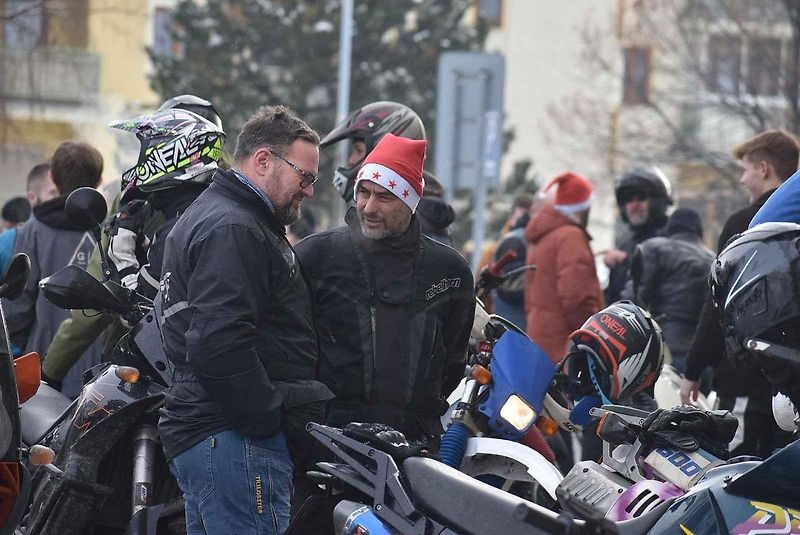 Tradiční Vánoční vyjížďka motorkářů zasněženým Krnovem na Štědrý den 24. 12. 2023