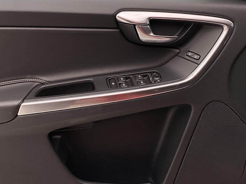 Volvo XC60 D3 R-DESIGN REZERVACE - fotka 28 z 45