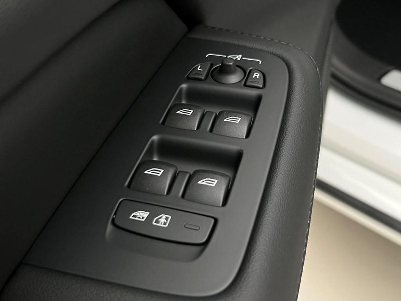Volvo V60 (2026) B4 PLUS DARK AUT - fotka 22 z 44
