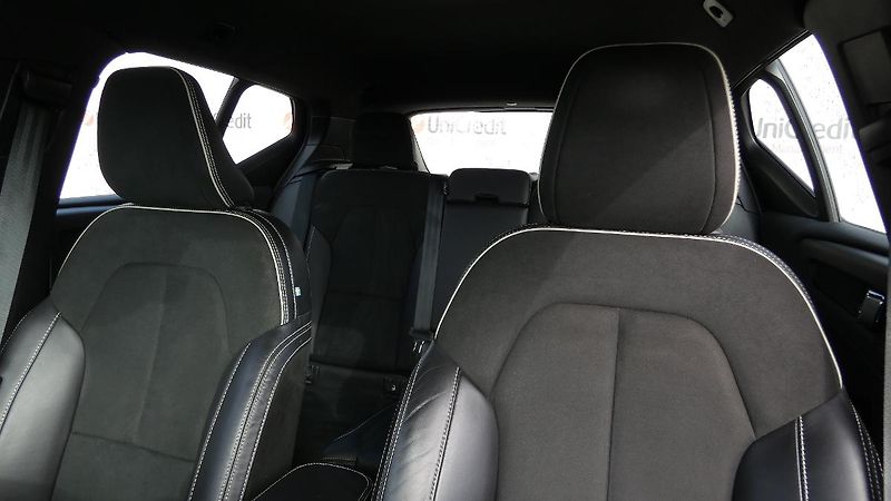 Volvo XC40 B4 AWD R-Design - fotka 7 z 21