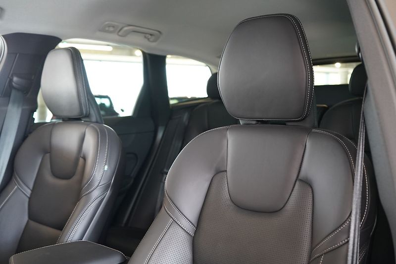 Volvo XC60 B5 AWD Plus Dark, Ventilace - fotka 20 z 46