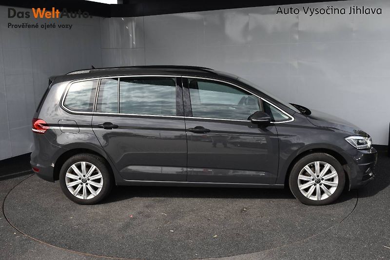 Volkswagen Touran (2023) 1.5TSI 110kW 7 míst, LED - fotka 6 z 25
