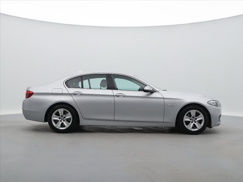 BMW Řada 5 2.0 520d 135kW Aut. Xenon Navi - fotka 8 z 34