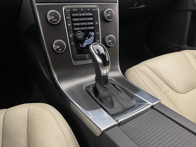 Volvo V60 D2 SUMMUM AUT - fotka 25 z 44