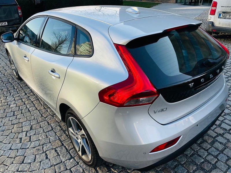 Volvo V40 2.0i MANUÁL KAMERA SERVISKA - fotka 18 z 45