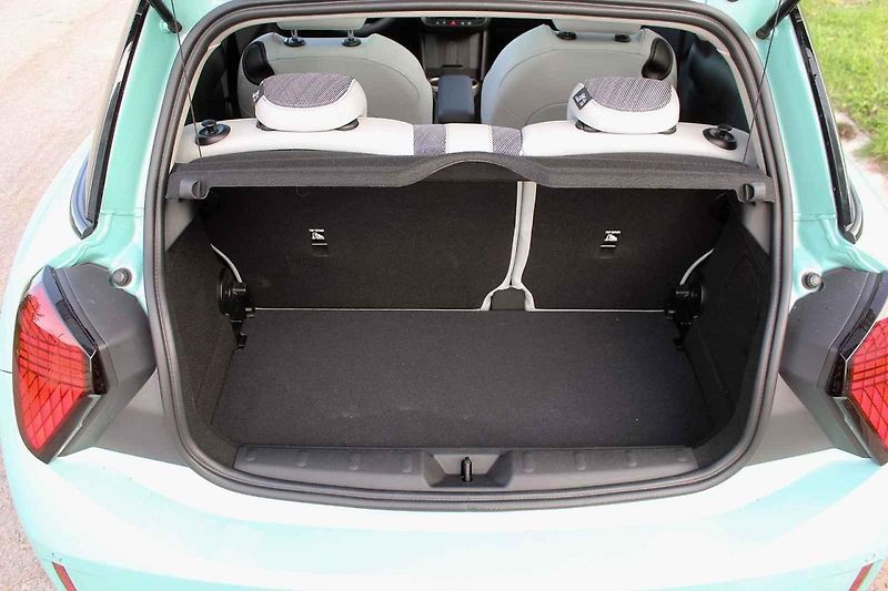 Mini Cooper S stále vyhoví nadšeným řidičům
