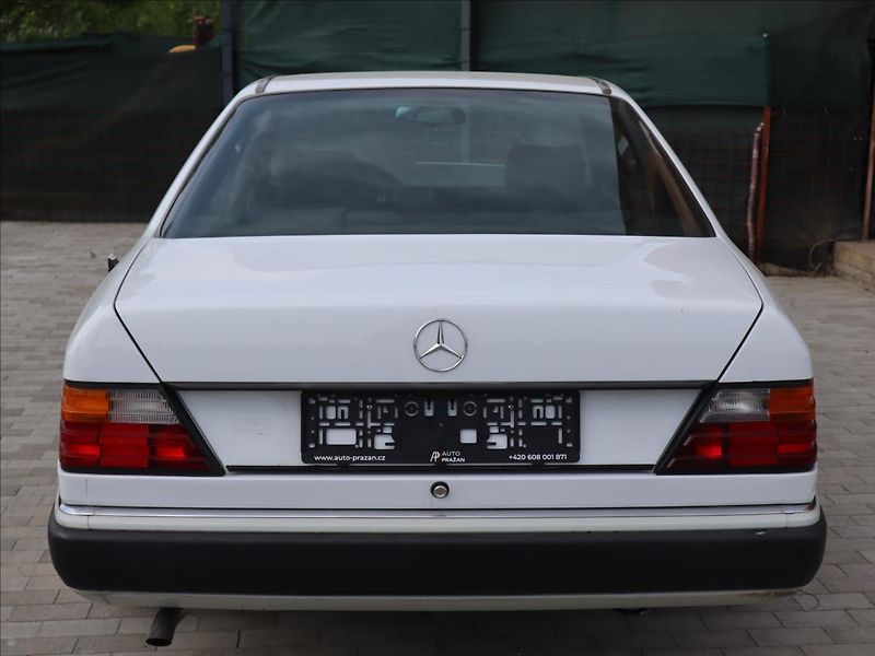 Mercedes-Benz 200 2,0 124 E Coupe SportLine - fotka 5 z 26