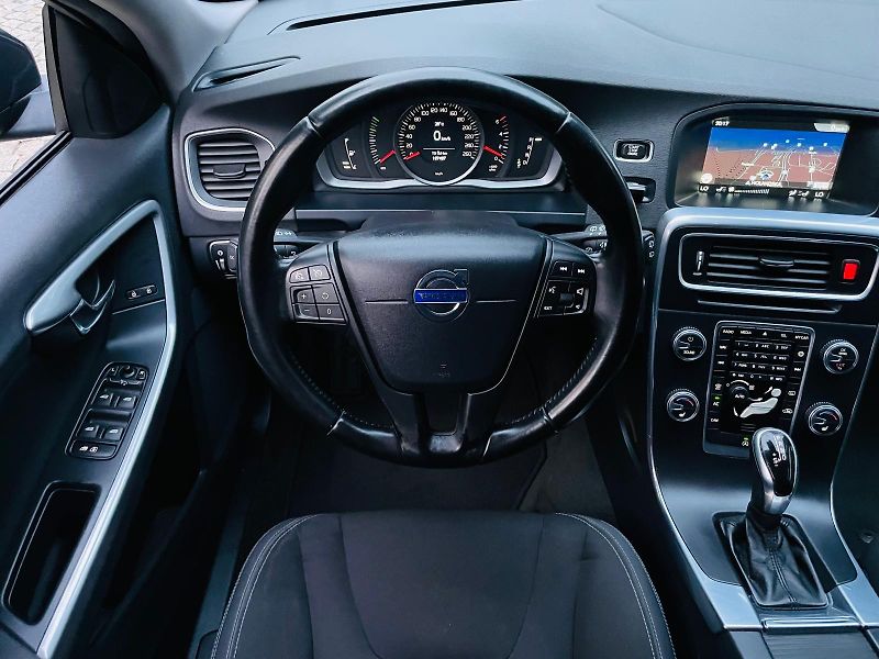 Volvo V60 2.0D3 5V AUT VÝHŘEV SERVISKA - fotka 25 z 47