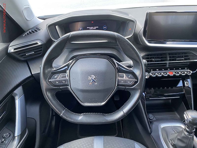 Peugeot 2008 (2020) 1.2 PT, Allure, navi, kamera - fotka 11 z 18