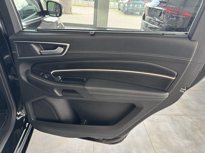 Ford S-MAX (2017) 2,0SCTi AUT. VIGNALE 7.MÍST - fotka 24 z 33