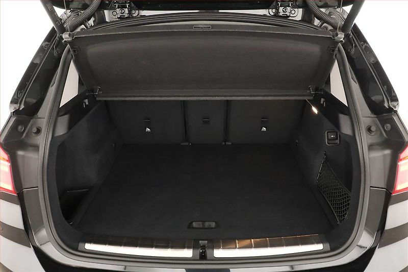 BMW X1 (2019) xDrive18d, ALU, KLIMA, ČR, 4X4 - fotka 11 z 18