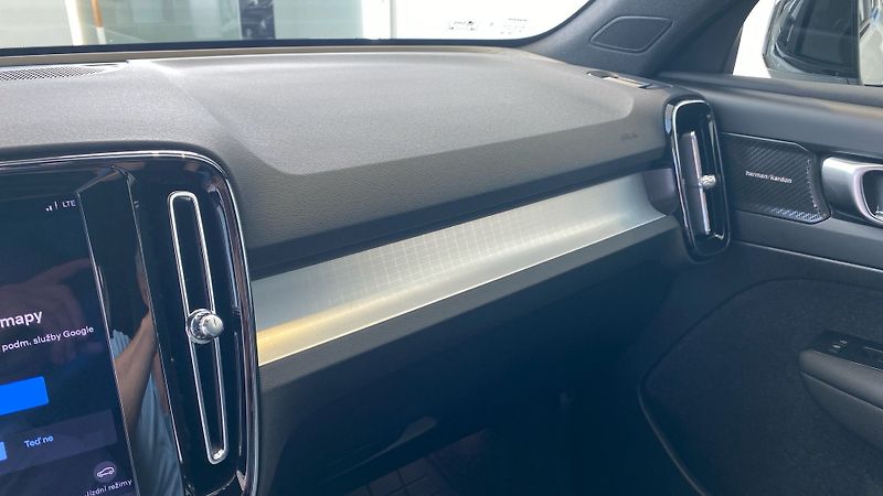 Volvo XC40 (2026) PLUS BLACK EDITION, B4 FWD, 14 - fotka 10 z 14