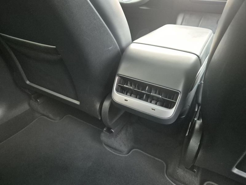 Tesla Model Y ZAMLUVENO ! - fotka 43 z 49