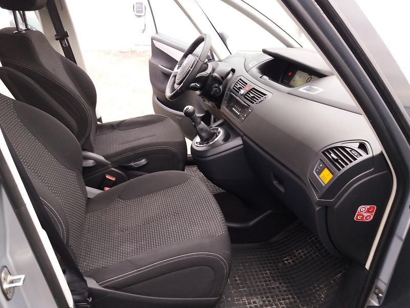 Citroën Grand C4 Picasso 1.6 16V,7.MÍST,SERV.KNÍŽKA!! - fotka 9 z 15