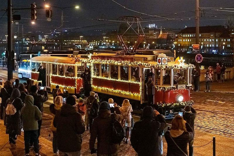 Vánoční flotila pražského dopravního podniku.