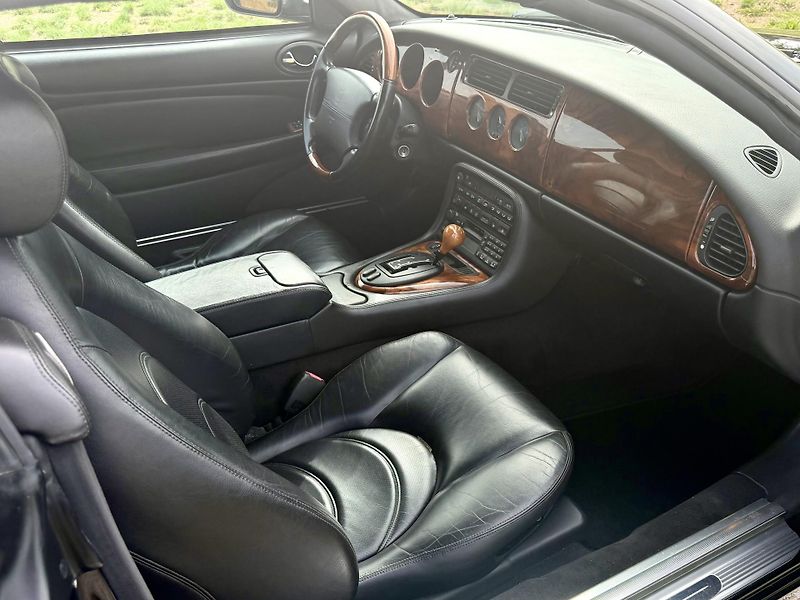 Jaguar XKR (2000) 4.0 V8 Supercharged Kabriolet  - fotka 17 z 30
