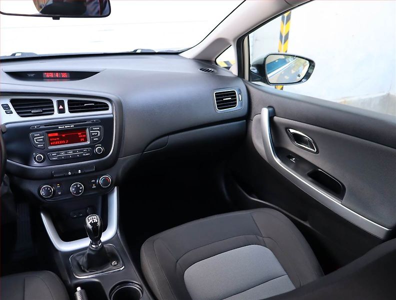 Kia Ceed (2013) 1.6 GDI, Serv.kniha, Tempomat - fotka 8 z 18