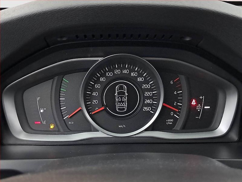 Volvo V60 (2017) D3 2.0, Navi, Tempomat - fotka 11 z 18