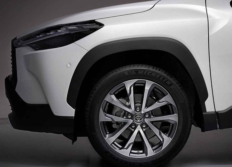 V terénu opravdu pomůže silnější zadní elektromotor