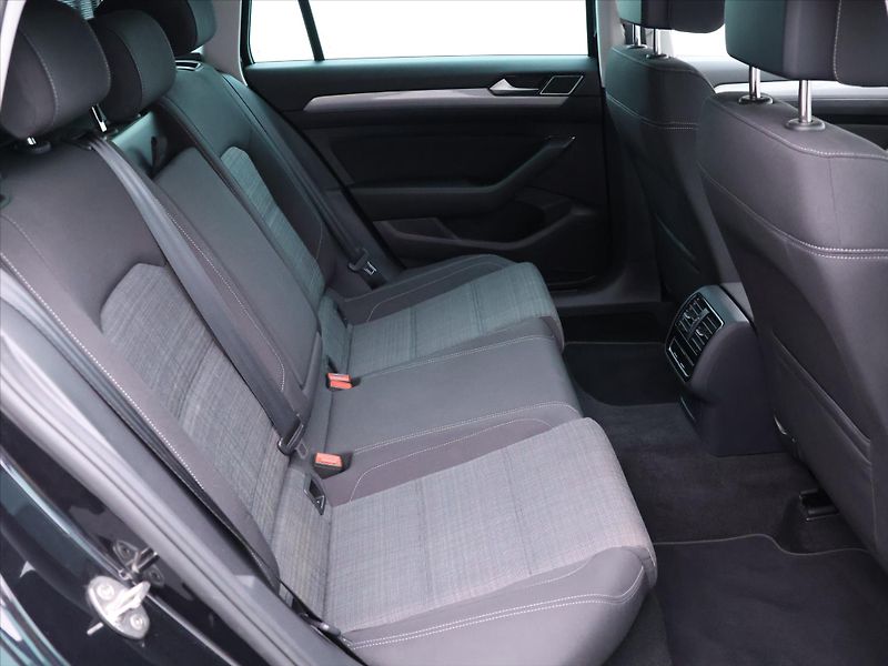 Volkswagen Passat 2,0 TDI 147kW DSG Matrix DPH - fotka 13 z 35