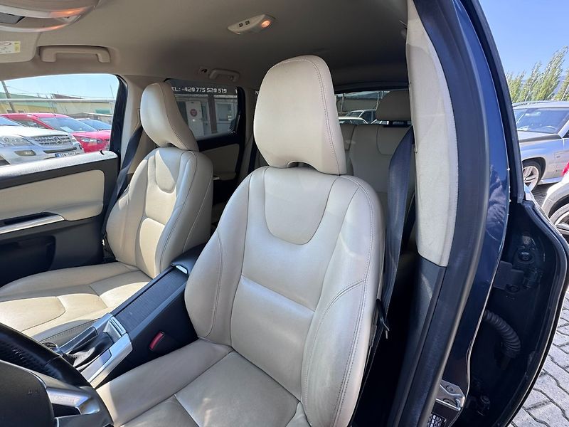 Volvo XC60 (2015) 4X4 2,4 D5 158 KW SUMMUM ČR - fotka 22 z 50