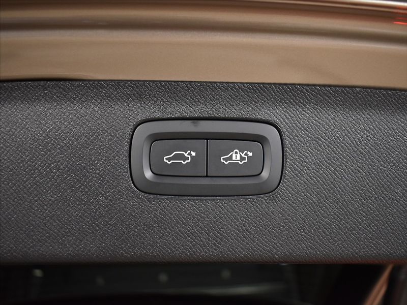 Volvo XC90 2,0 T8 AWD Ultra Dark - fotka 12 z 28
