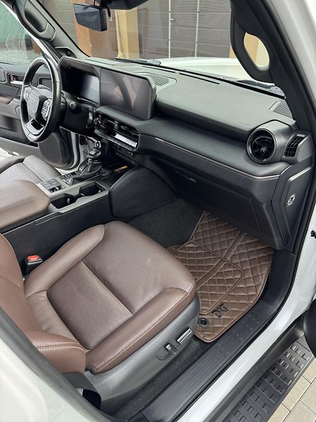 Toyota Land Cruiser (2023) 2.8 D-4D 4x4 Executive Skyview - fotka 13 z 33