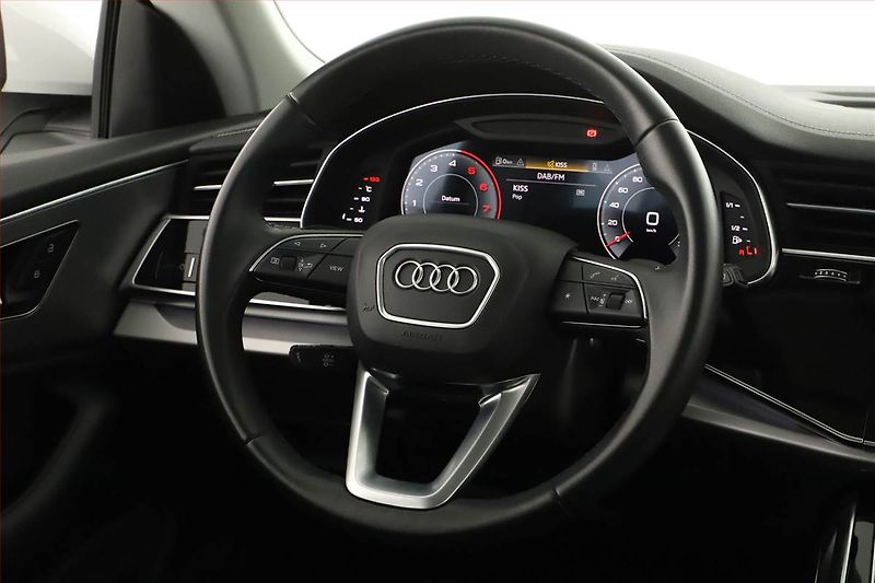Audi Q8 (2023) 55 TFSI, Výhřev, Kamera - fotka 28 z 29