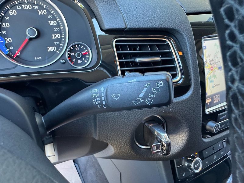 Volkswagen Touareg (2012) 3.0 TDi R-LINE 4motion - fotka 24 z 49