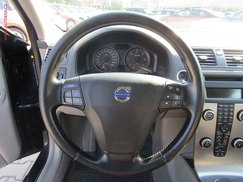 Volvo S40 (2008) 1.6D, ČR, AC - fotka 8 z 16