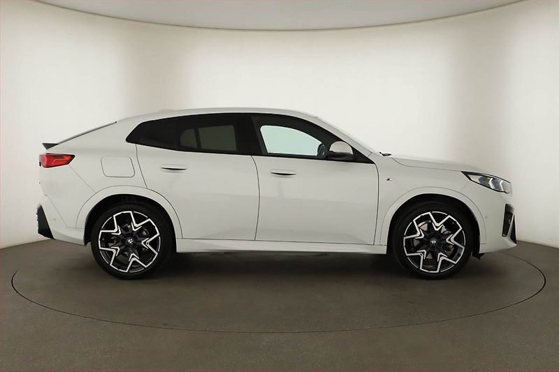 BMW X2 (2025) sDrive20i - fotka 6 z 20