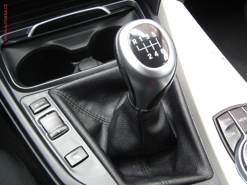BMW Řada 3 (2019) 2.0 D 318d, LED, autoAC - fotka 17 z 21