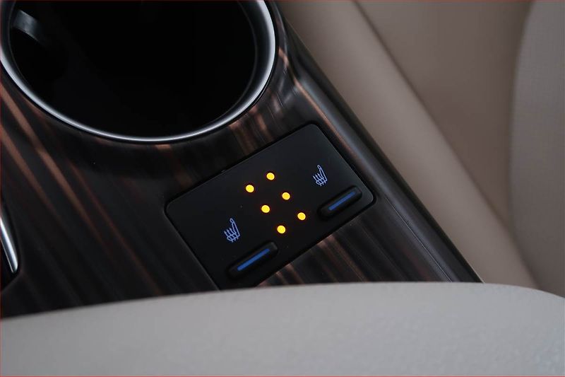 Toyota Camry (2021) 2.5 Hybrid - fotka 13 z 19