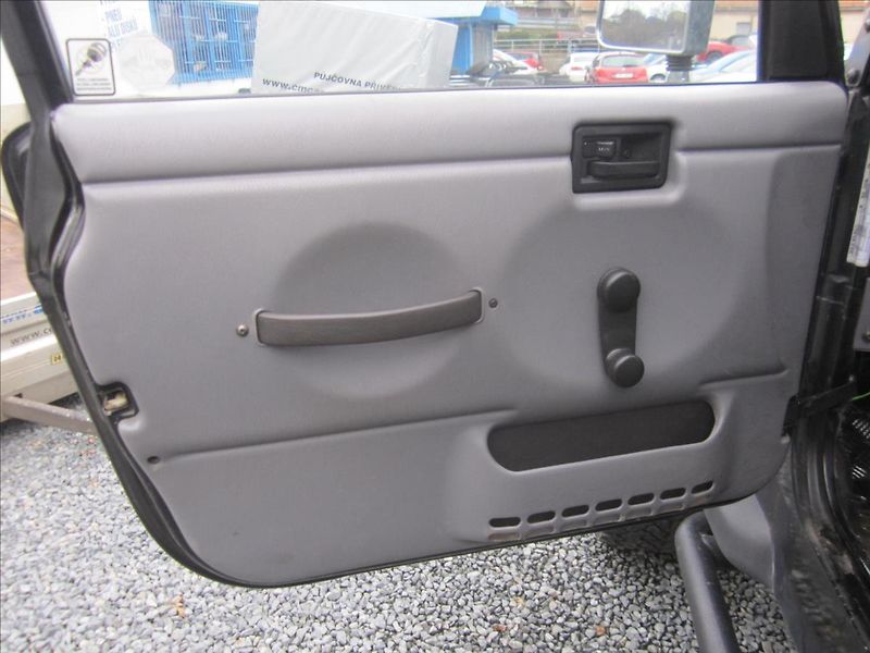 Jeep Wrangler 2.5i 4x4, Hardtop - fotka 15 z 38
