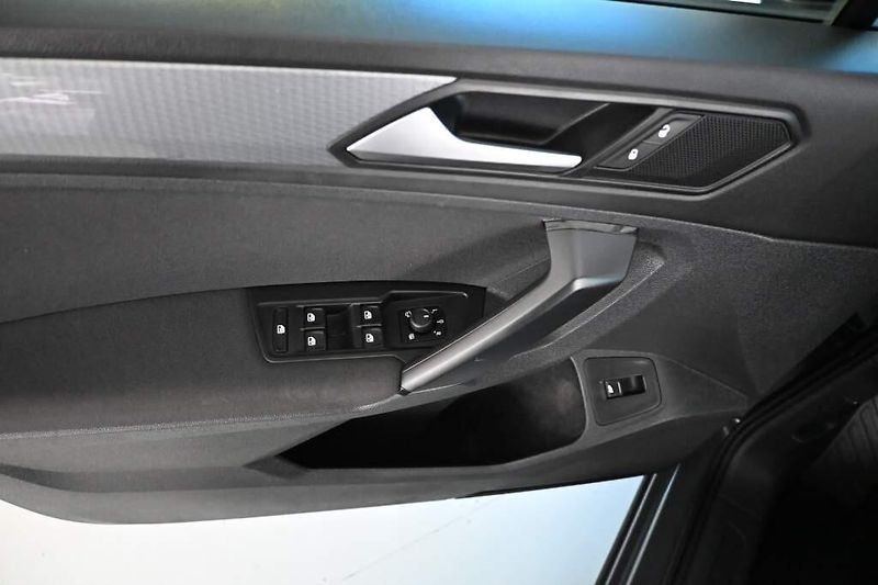 Volkswagen Tiguan (2023) 2.0 Matrix LED Tažné Kamera AC - fotka 16 z 38