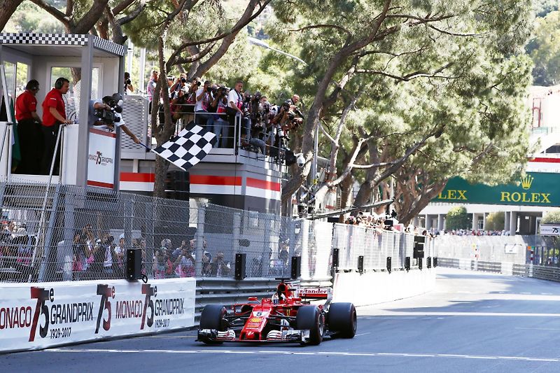 F1 2017 GP Monaka - Ferrari slaví vítězství v Monaku po 16 letech, Kimi Raikkonen (uprostřed) zklamaně přijímá 2. místo