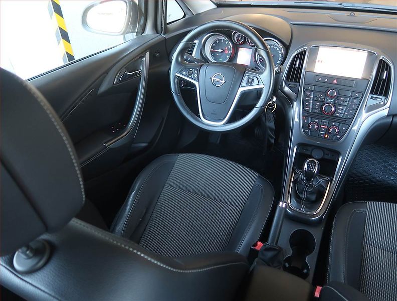 Opel Astra (2012) 1.4 T, Xenony, Tempomat - fotka 7 z 17