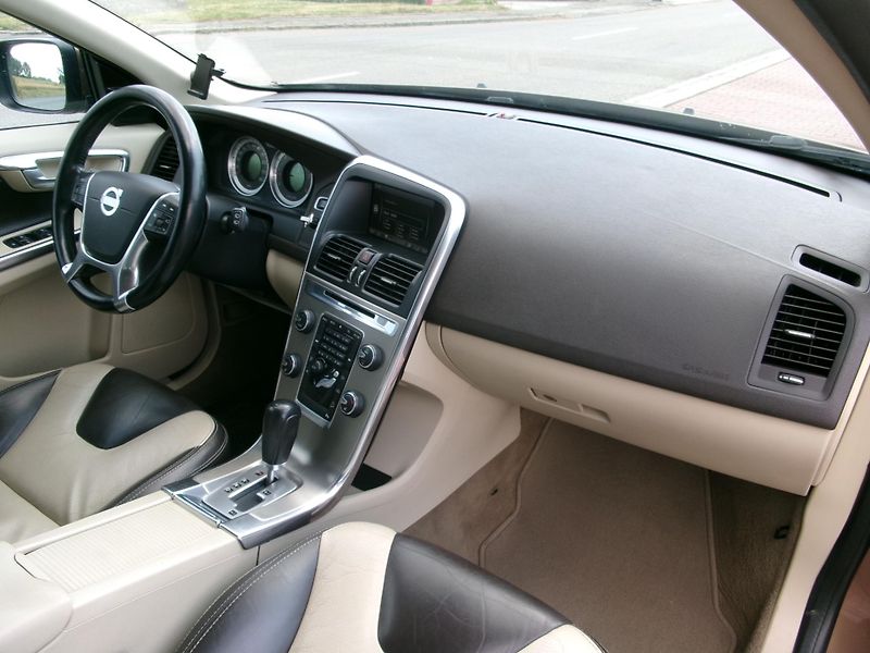 Volvo XC60 (2012) 2,4 D5 SUMMUM 169kW AC NAVI - fotka 33 z 37