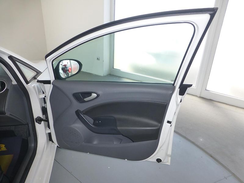Seat Ibiza (2011) 1,6TDI*KLIMA**ALU*VYHŘ.SEDADLA - fotka 16 z 23