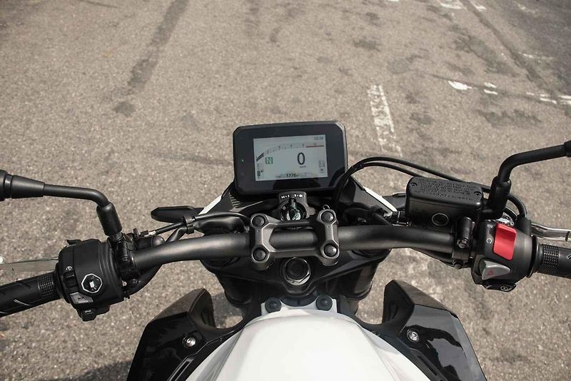 Na pohled velká motorka bude ergonomicky příjemná i pro holky a menší jezdce.