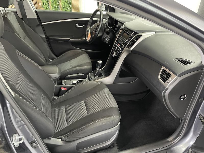 Hyundai i30 1.6 i 88kW ČR 1.MAJ.REZERVACE  - fotka 14 z 23